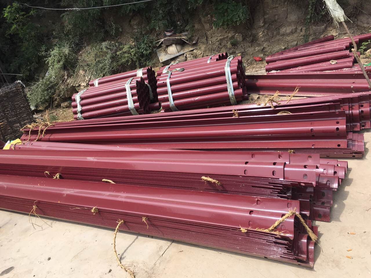 波形護(hù)欄應(yīng)該如何選購呢？