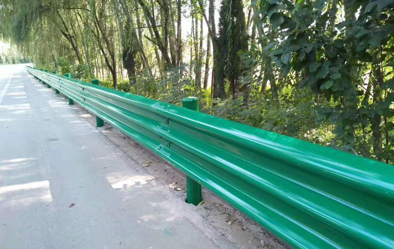 三波護(hù)欄的規(guī)格、制造工序、特點(diǎn)和用途是什么？