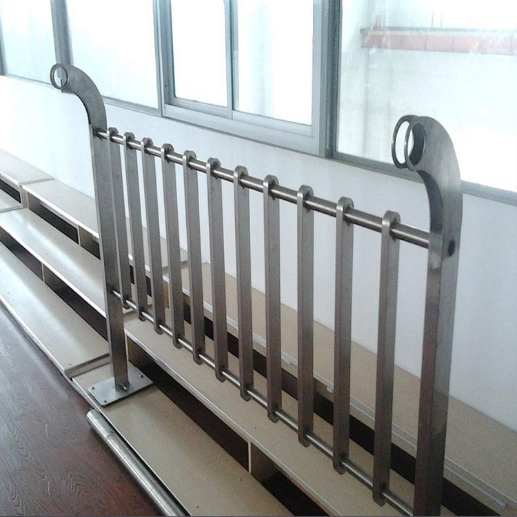 道路防護(hù)欄選用什么材質(zhì)好？